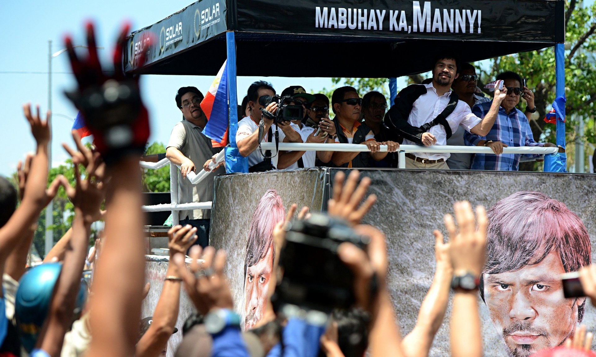  Crowds welcome defiant Manny Pacquiao on return to Philippines 